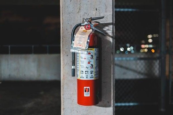 Guide pratique : tout savoir sur la vérification des extincteurs selon la réglementation en vigueur