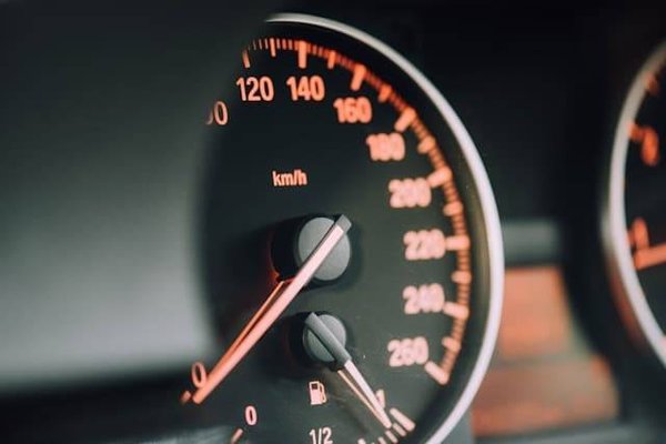 Les Meilleures Aides à la Conduite pour Sécuriser Votre Trajet en Voiture